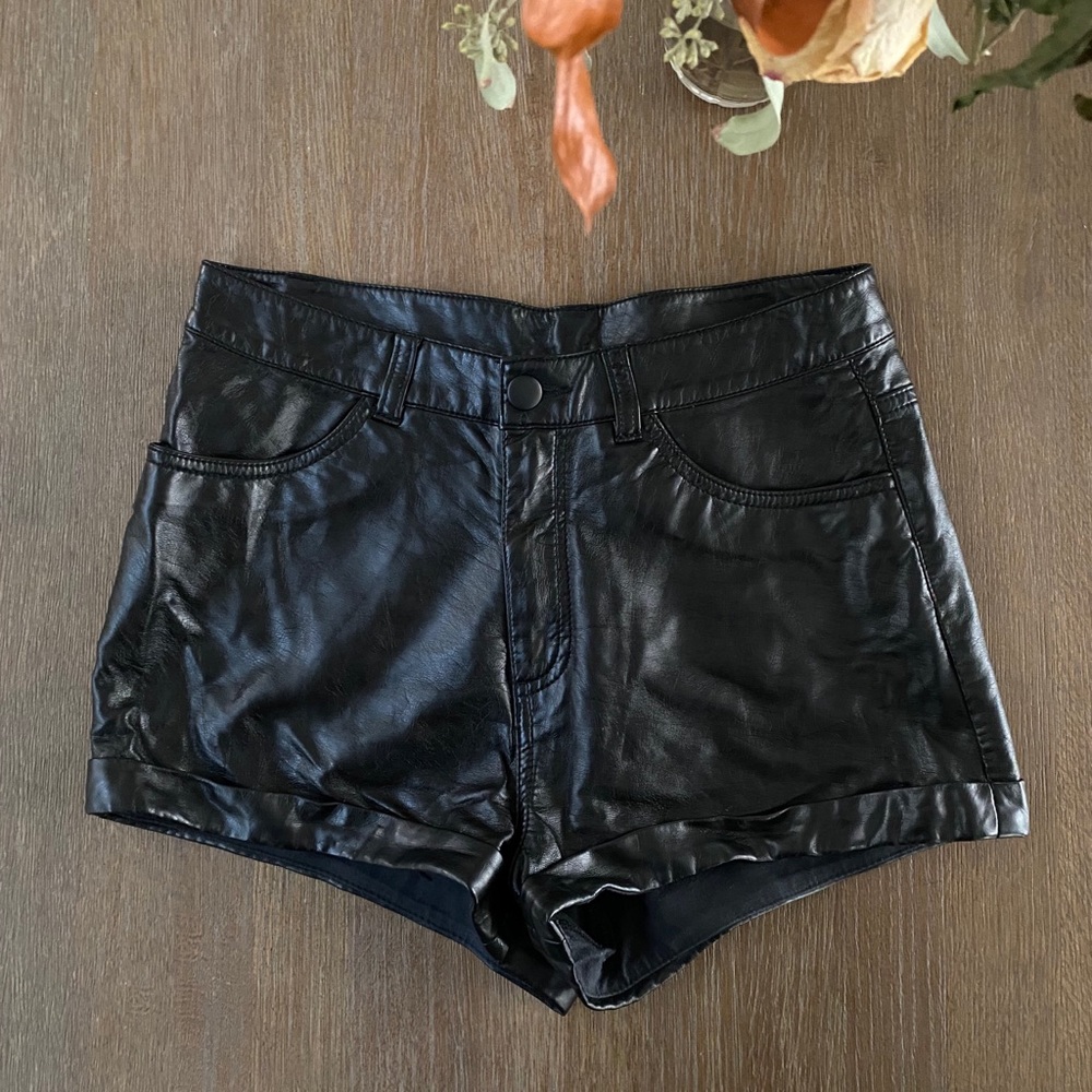 WOMEN’S H&M DIVIDED FAUX LEATHER SHORTS